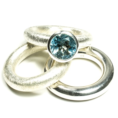 Silber Ring matt mit blauem Topas