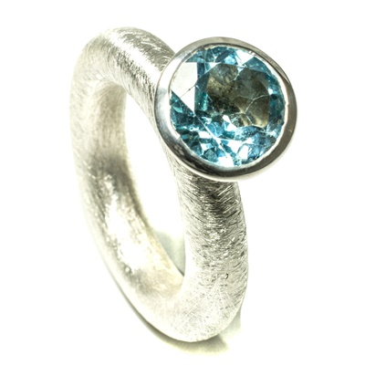 Silber Ring matt mit blauem Topas